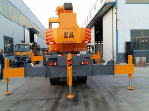 栖霞区吊车租赁电话_驾驶小型挖掘机施工注意事项